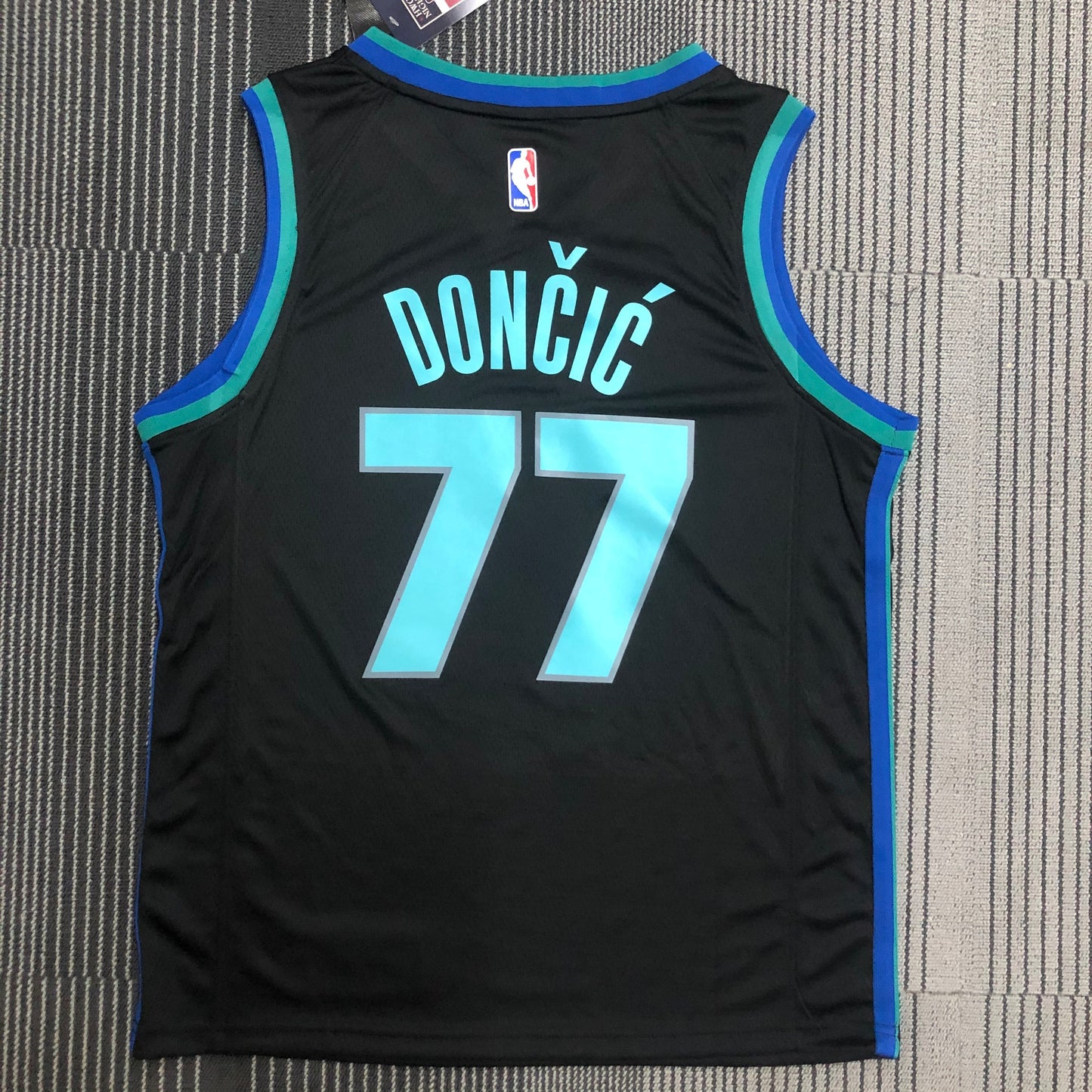 Camisa do Dallas Mavericks Luka Doncic 77