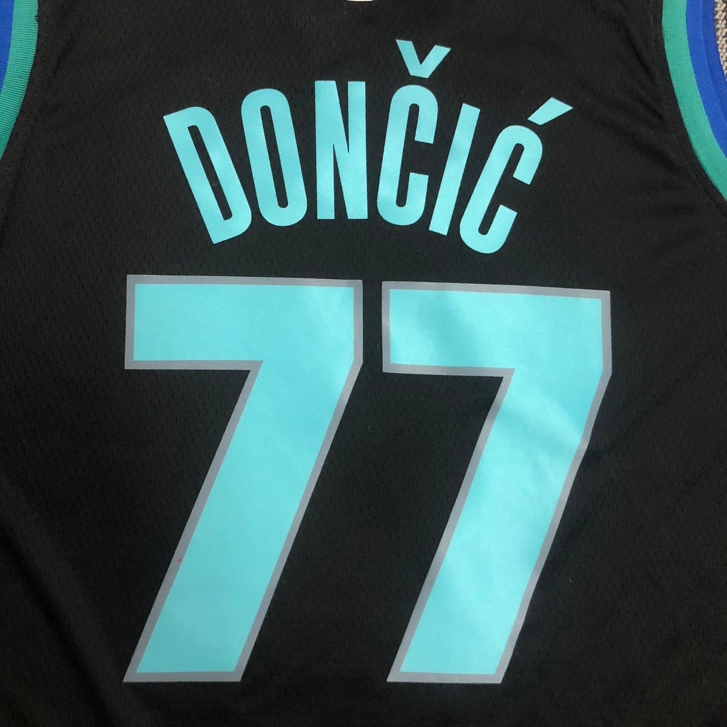 Camisa do Dallas Mavericks Luka Doncic 77