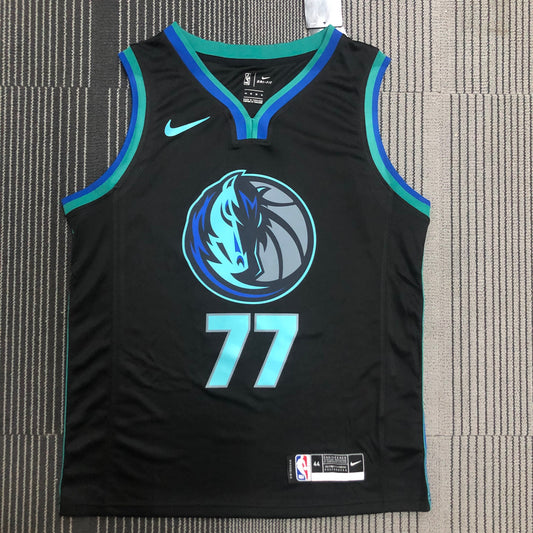 Camisa do Dallas Mavericks Luka Doncic 77